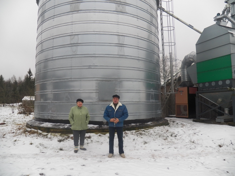 Maija Blauma ar dēlu Normundu izrāda jauno kalti un graudu torni.