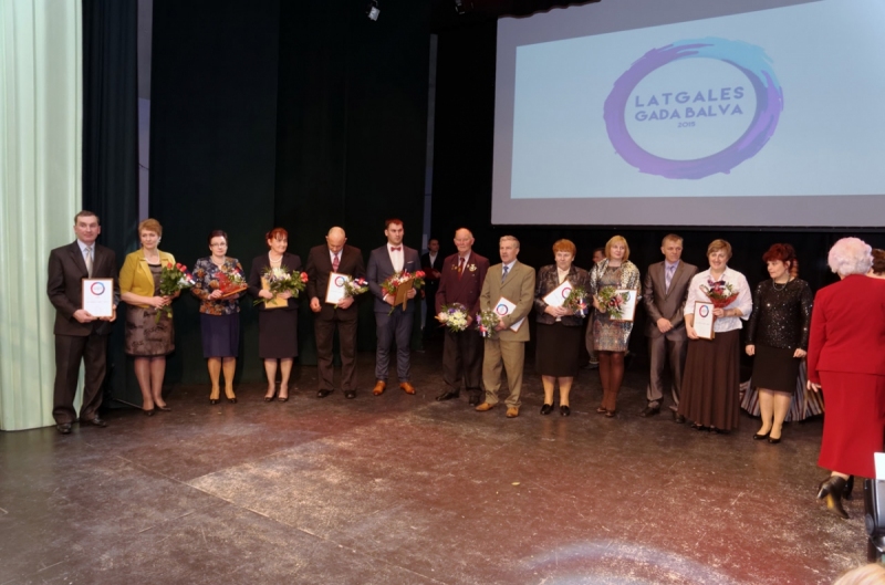 Laureātu kopbilde Artis Prikulis – sestais no kreisās