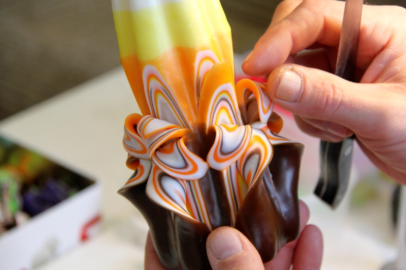 Kamēr svecīte ir silta, ar nazi izgriež lapiņas, kas tūdaļ tiek salocītas