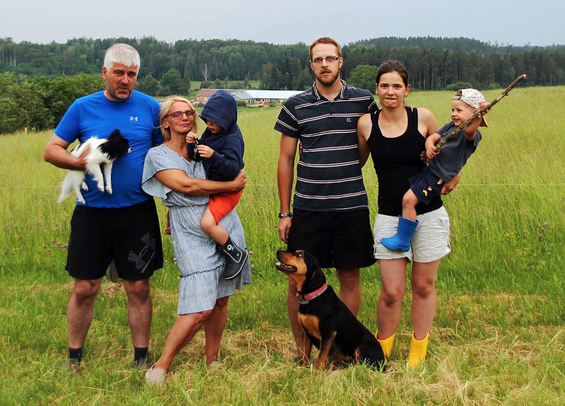 No kreisās: Normunds un Dace ar mazdēlu Miķeli, Edgars un Sigita ar dēlu Zemgu