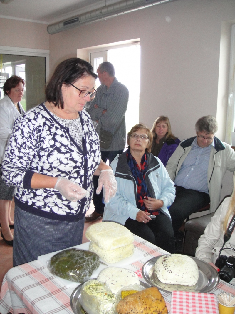 Siera gatavotāja Inga Celma aizrautīgi stāsta un rāda savu produkciju