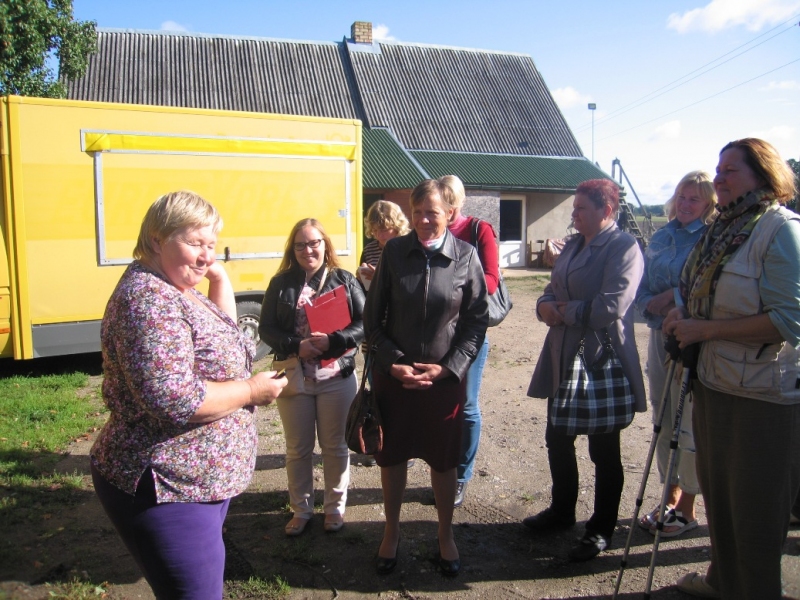 Zemnieku saimniecībā „Vainadziņi” Gunta Miļūna dalās pieredzē par mājražošanas uzsākšanu.