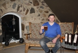 Alus darītavas “BURSH” degustāciju zālē īpašnieks Mārtiņš Daģis